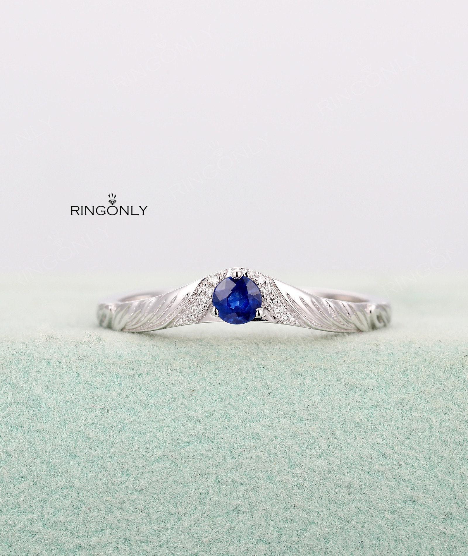 Geschwungener Trauring Weißgold Mit Einem Treuen Blauen Saphir Und Diamanten Zarte Damen Schmuck Vintage Art Deco Jahrestag Geschenk Prong Set von RingOnly