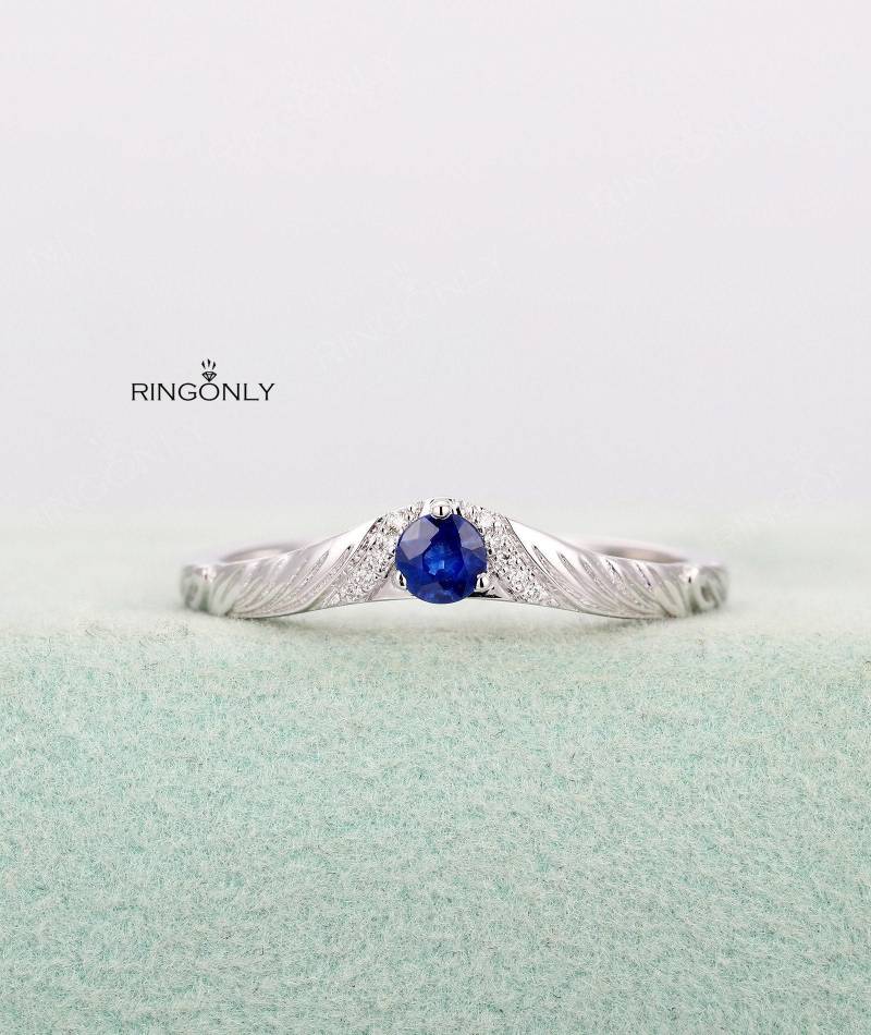 Geschwungener Trauring Weißgold Mit Einem Treuen Blauen Saphir Und Diamanten Zarte Damen Schmuck Vintage Art Deco Jahrestag Geschenk Prong Set von RingOnly