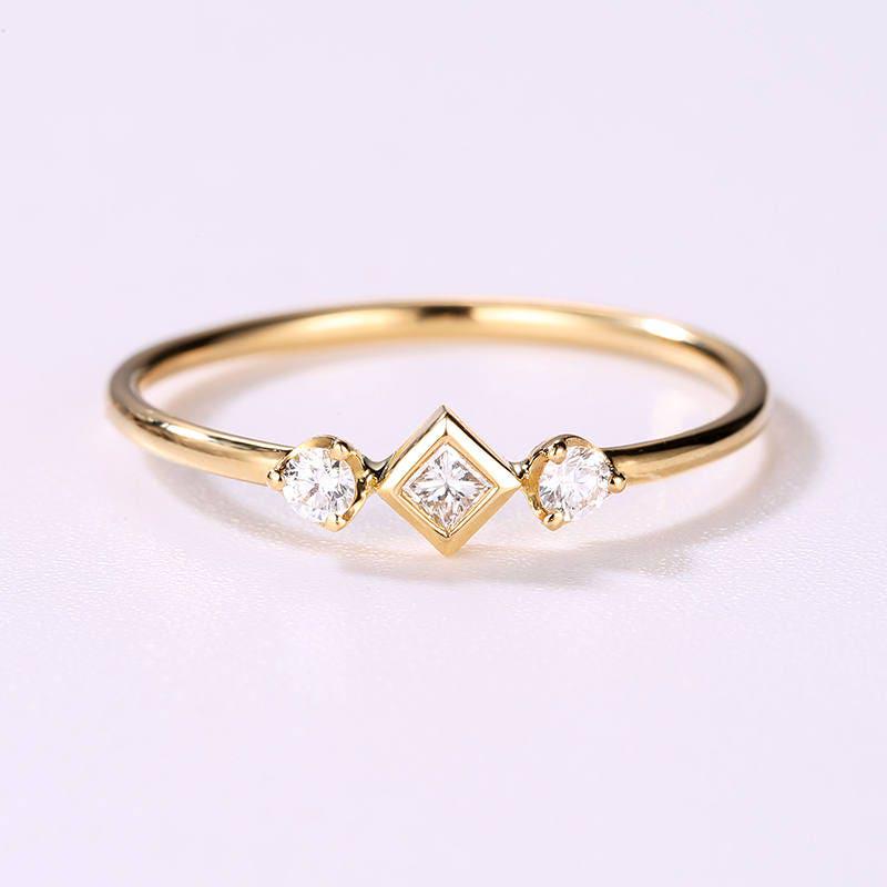Gold Hochzeit Band Princess Cut Diamant Ring Lünette Gesetzt Einfache Drei Diamant-Verlobungsring Dünne Zierliche Stapeln Zarte Jubiläumsring von RingOnly