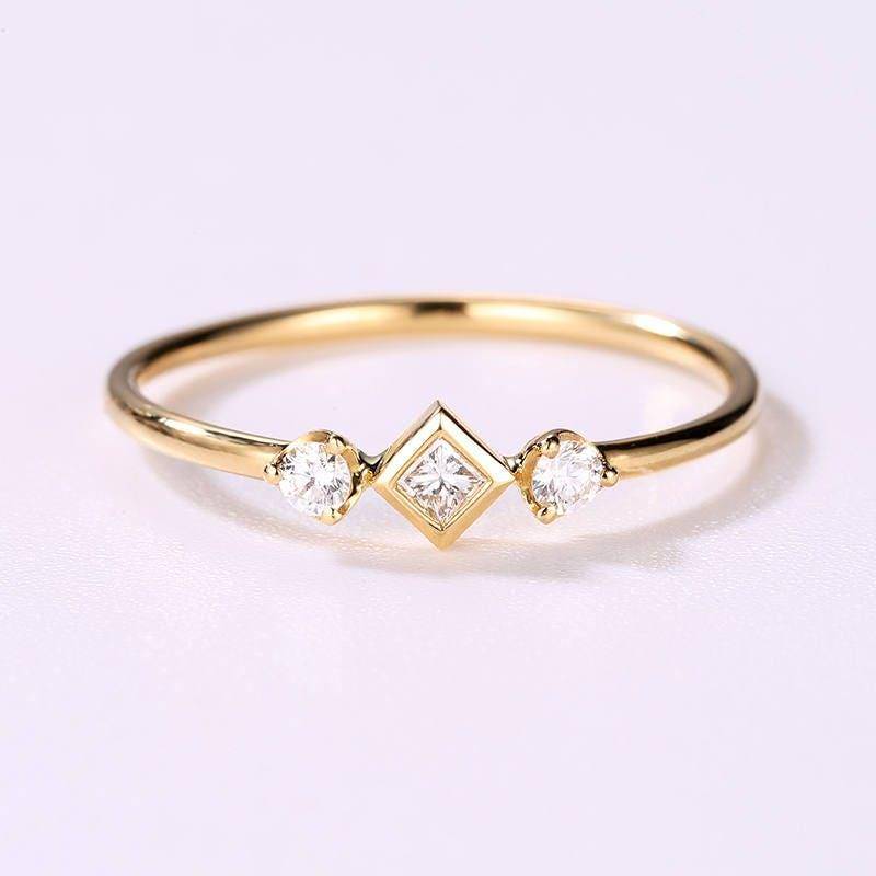 Gold Hochzeit Band Princess Cut Diamant Ring Lünette Gesetzt Einfache Drei Diamant-Verlobungsring Dünne Zierliche Stapeln Zarte Jubiläumsring von RingOnly