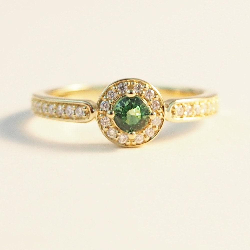 Grüner Granat-Verlobungsring, Vintage Halb Eternity Diamant-Ehering, Halo-Gesetztes Antikes Zierliches Einfaches Birthstone-Versprechen von RingOnly