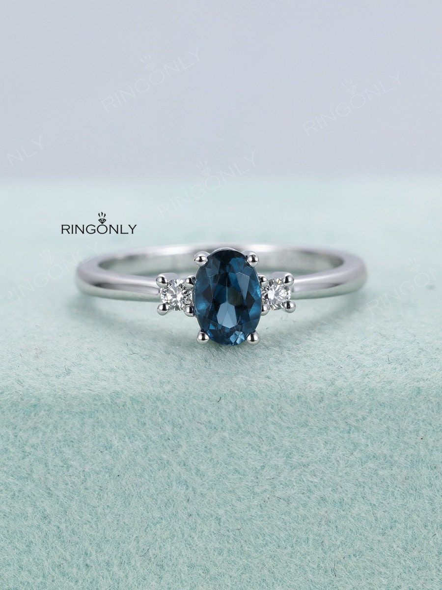 London Blauer Topas Verlobungsring Diamantring Ovalschliff Drei Steinring Birthstone Ring Weißgoldring Art-Deco-Brautjubiläum von RingOnly