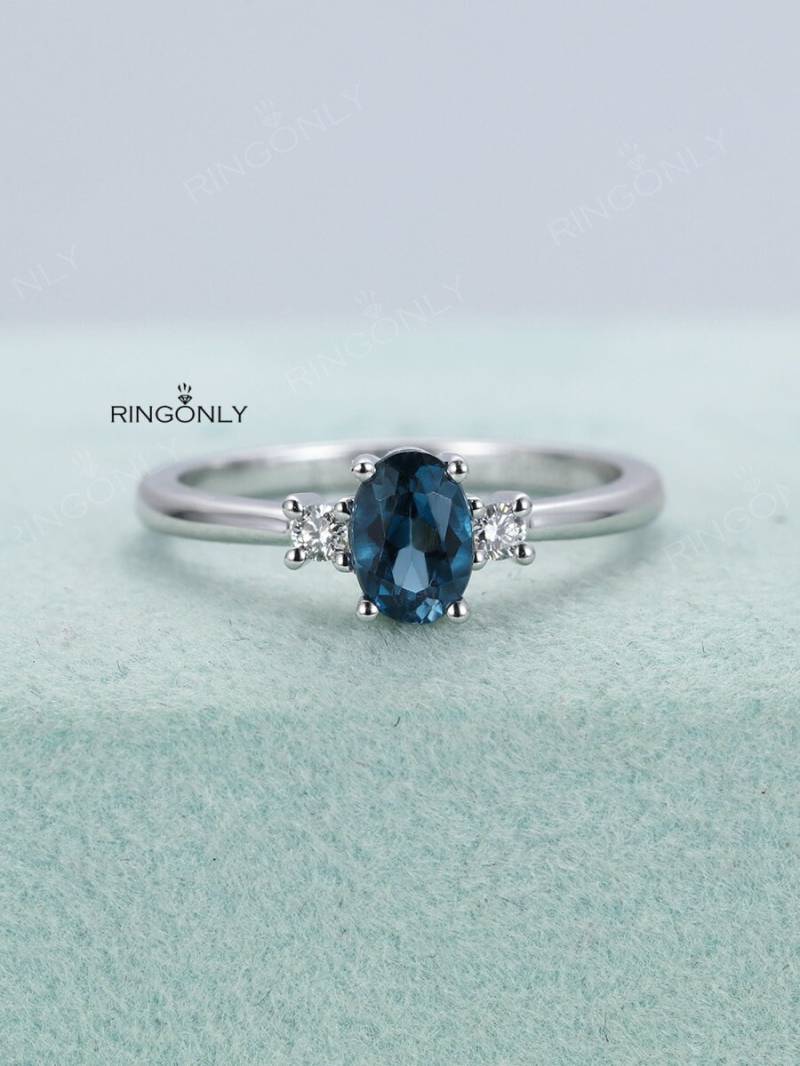 London Blauer Topas Verlobungsring Diamantring Ovalschliff Drei Steinring Birthstone Ring Weißgoldring Art-Deco-Brautjubiläum von RingOnly