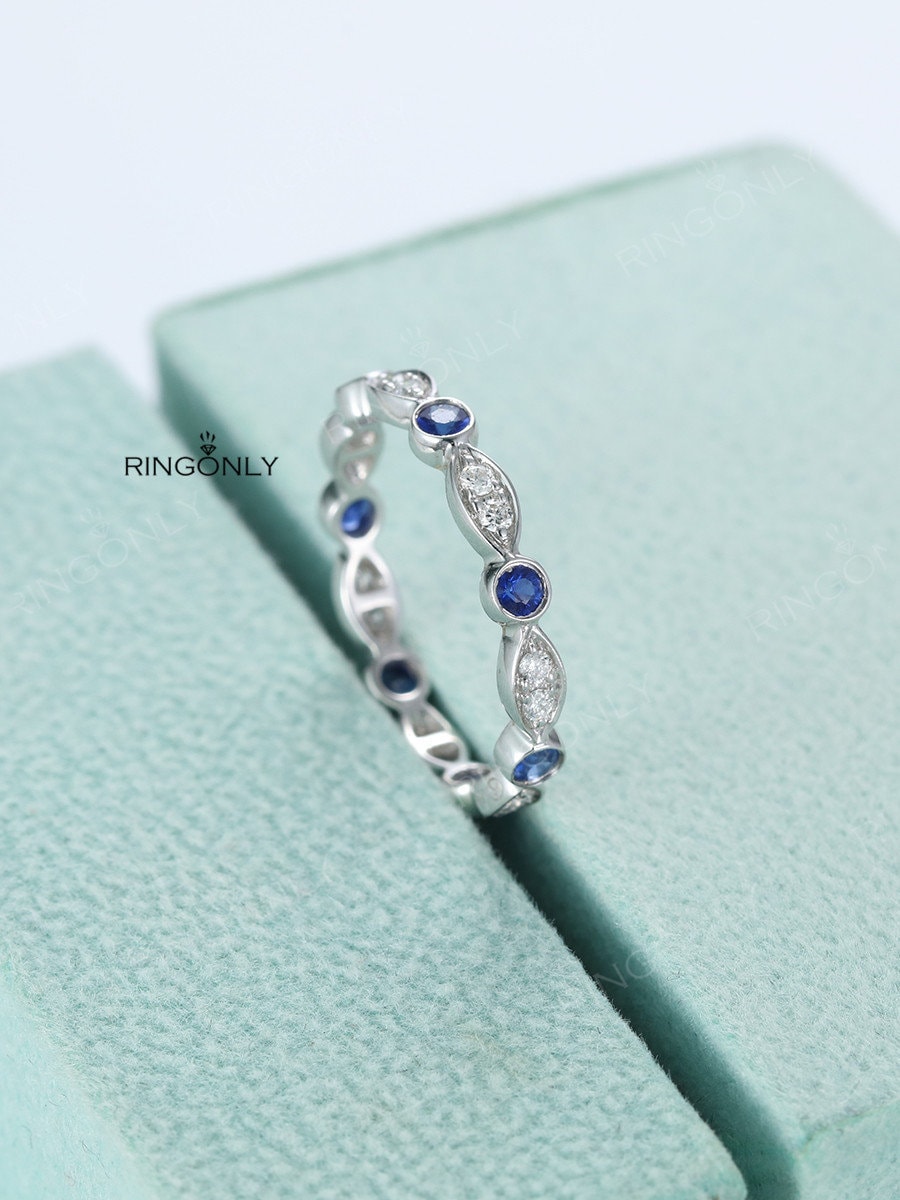 Marquise Diamant Eternity Ehering Brautring Minimalistisch Runder Saphir Lünette Set Weißgold Zarte Zierliche Einfache Passende Band von RingOnly