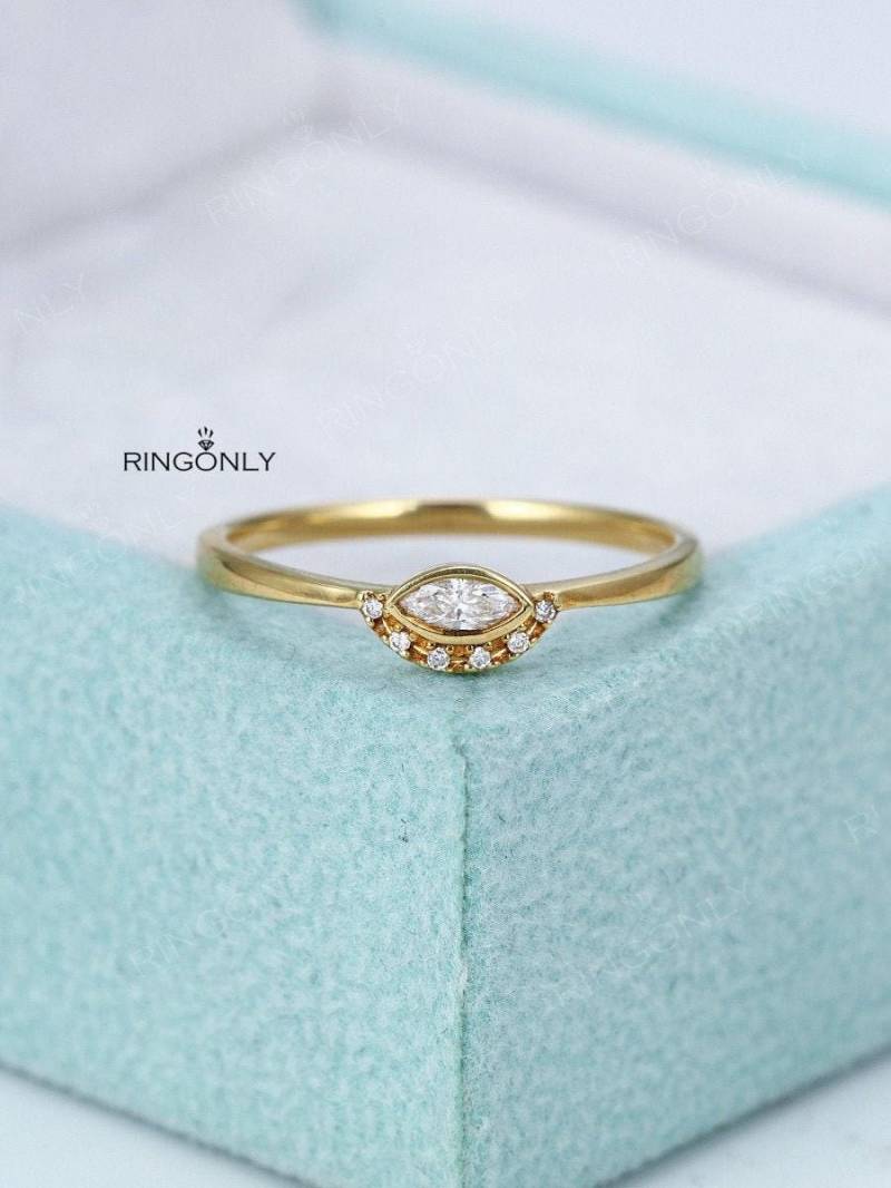 Marquise Schnitt Verlobungsring Einzigartige 14K Gold Cluster Dünne Dainty Evil Eye Versprechen Zarte Diamantenhochzeit Frauen Jahrestag von RingOnly