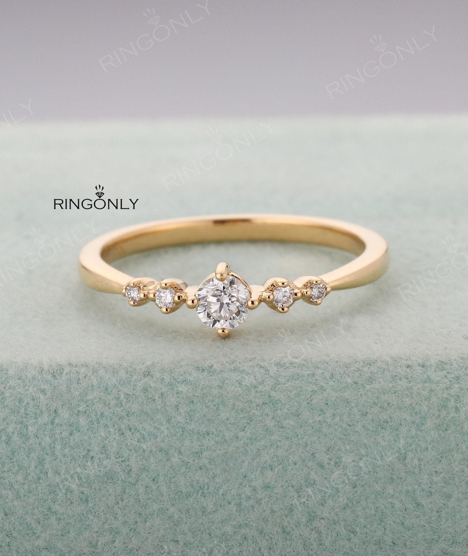 Moissanit Verlobungsring in Gelbgold, Diamant Ehering, Einzigartiger Ring, Einfacher Ring Mit Fünf Steinen, Stapelring, Jubiläumsring von RingOnly