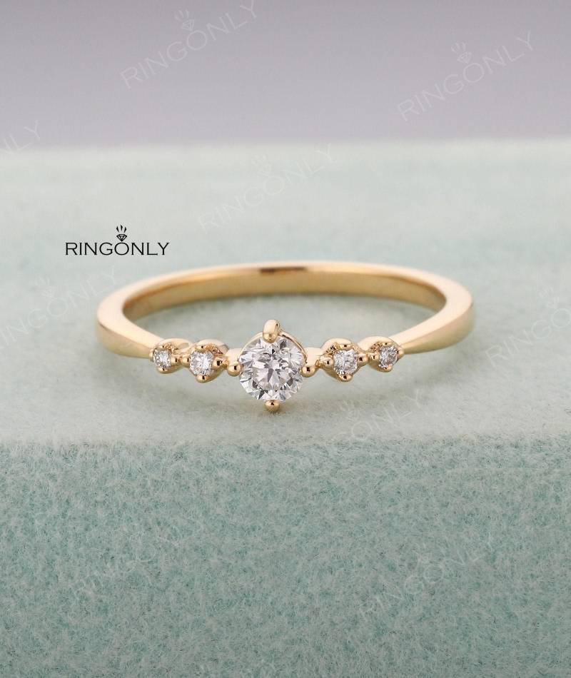 Moissanit Verlobungsring in Gelbgold, Diamant Ehering, Einzigartiger Ring, Einfacher Ring Mit Fünf Steinen, Stapelring, Jubiläumsring von RingOnly