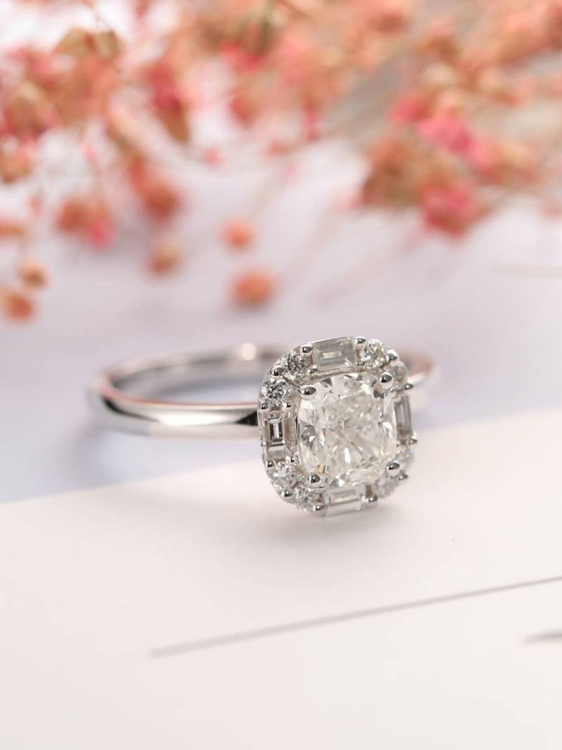 Moissanite Verlobungsring Einzigartige Frauen Hochzeit Kissen Baguette Halo Diamant Brautschmuck Jahrestag von RingOnly