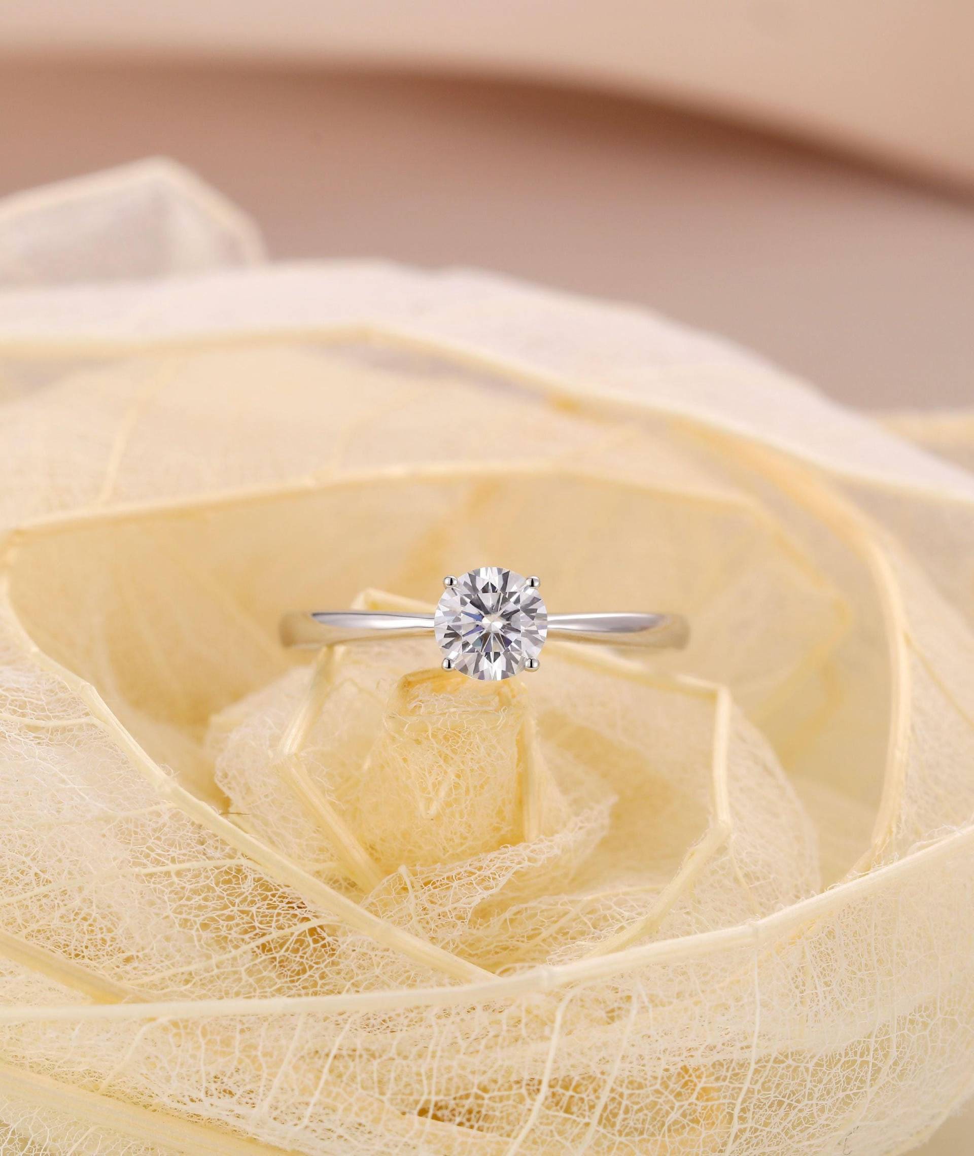 Moissanite Verlobungsring Solitär Einzigartige Einfache Brautschmuck Ring Versprechen Passender Jahrestag Birthstone von RingOnly