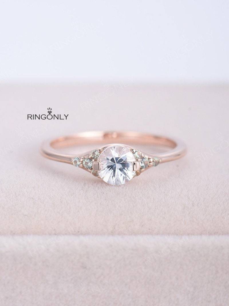 Natürlicher Weißer Saphir-Verlobungsring Einzigartiger Roségoldring Cluster Grüner von RingOnly