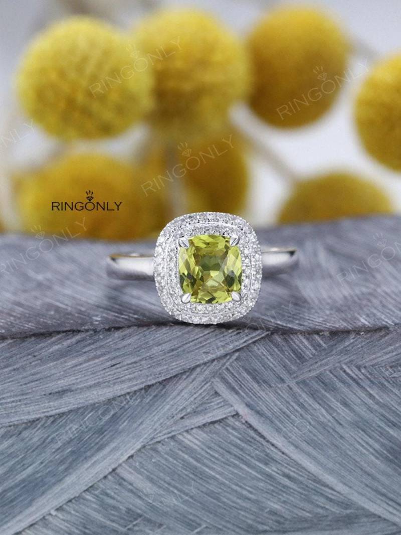 Peridot Verlobungsring Frauen Hochzeit Kissen Halo Moissanite Einzigartige Vintage Schmuck Jahrestag Birthstone Antik Braut von RingOnly