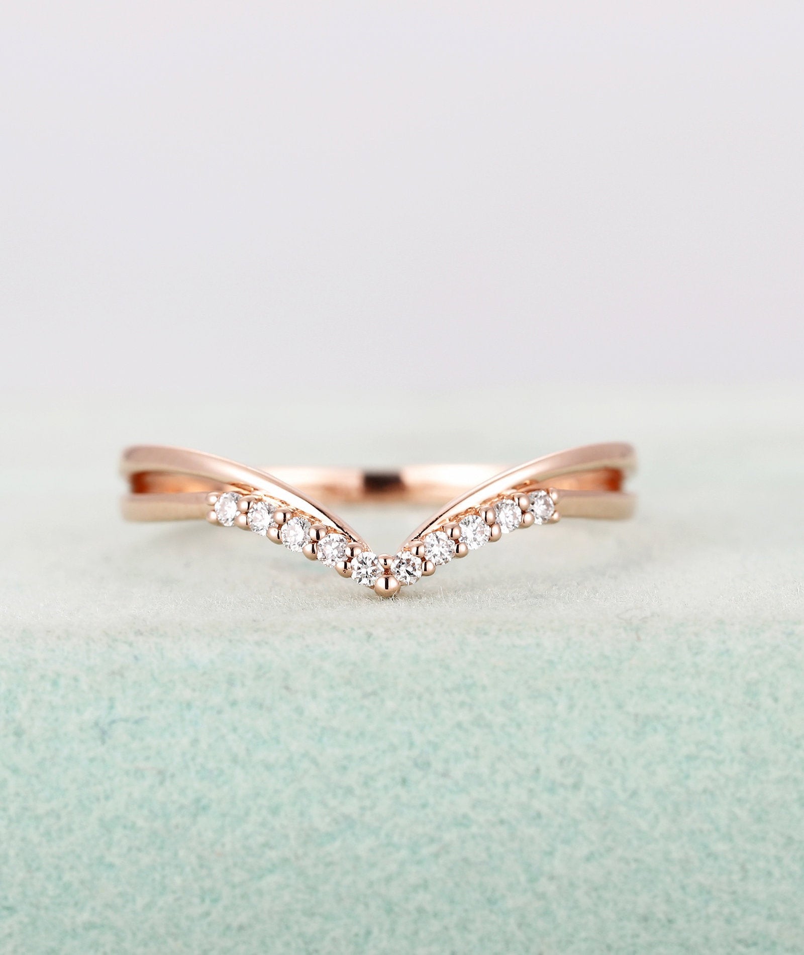 Rose Gold Ehering, Gebogener Diamantring, Chevron Und Einzigartiger Stapelring Für Frauen, Passender Brautschmuck, Jahrestag von RingOnly