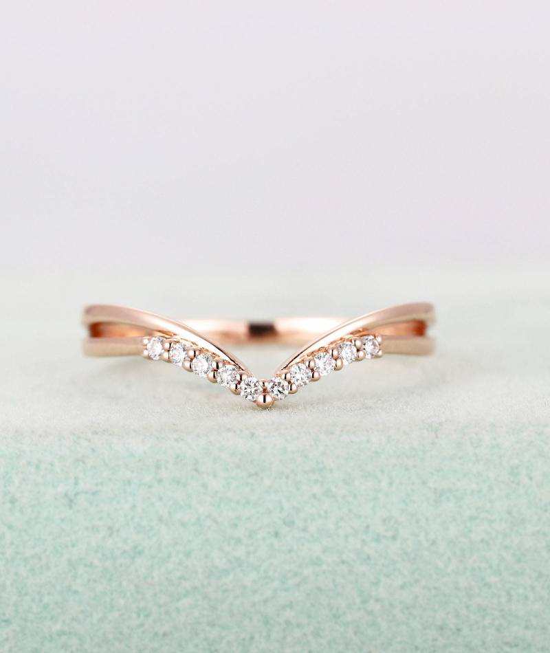 Rose Gold Ehering Frauen Diamant Moissanite Ebnen Chevron Eheringe Gebogen Einzigartige Stapeln Passenden Band Braut Versprechen Ring von RingOnly