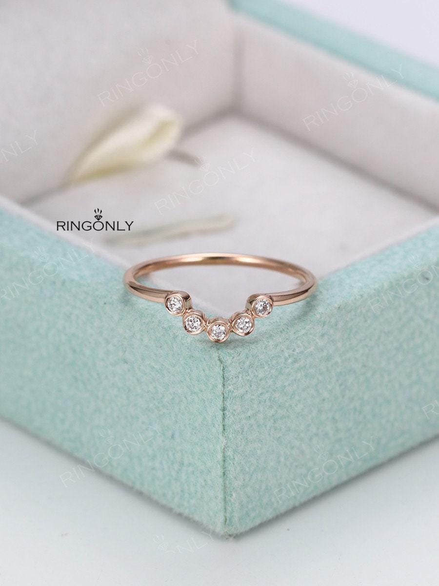 Rose Gold Gebogener Diamant Ehering Frauen Chevron Winzige Zierliche Ring Braut Set Arc Stapeln Passende Band Versprechen Jubiläumsgeschenk von RingOnly