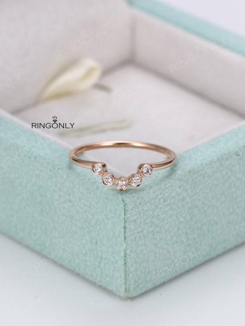 Rose Gold Gebogener Diamant Ehering Frauen Chevron Winzige Zierliche Ring Braut Set Arc Stapeln Passende Band Versprechen Jubiläumsgeschenk von RingOnly