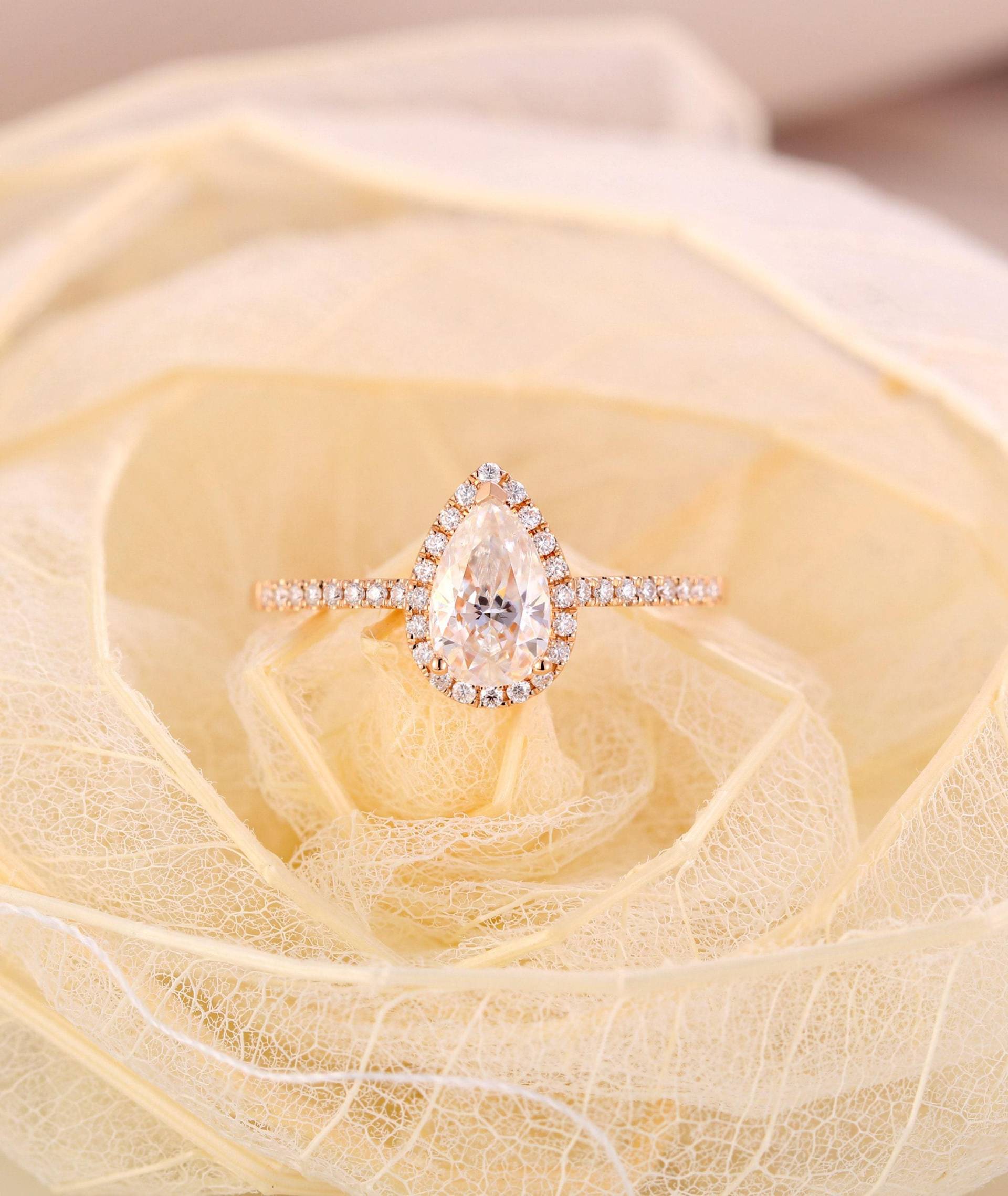 Rose Gold Verlobungsring Mit Einem Moissanite Im Tropfenschliff Und Halo Diamanten von RingOnly
