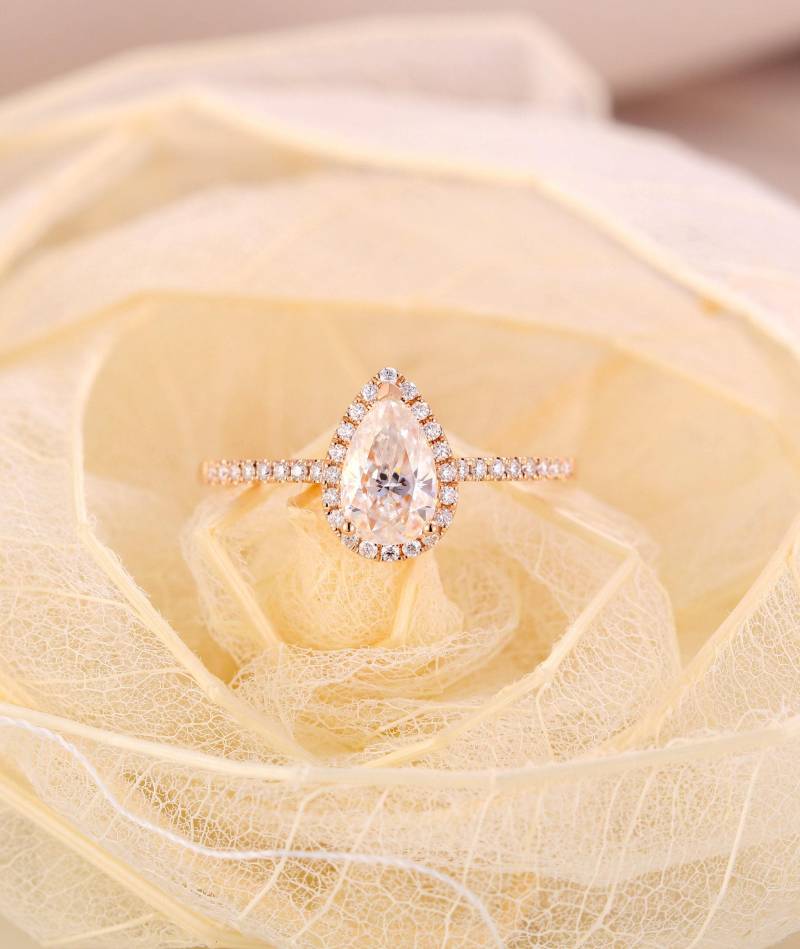 Rose Gold Verlobungsring Mit Einem Moissanite Im Tropfenschliff Und Halo Diamanten von RingOnly
