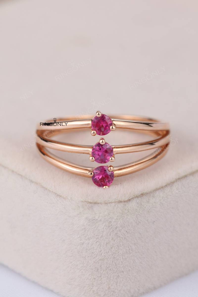 Rubin Verlobungsring Rosegold Art-Deco-Verlobungsring Frauen Hochzeit Drei Stein Brautschmuck Statement Jahrestag Tag von RingOnly