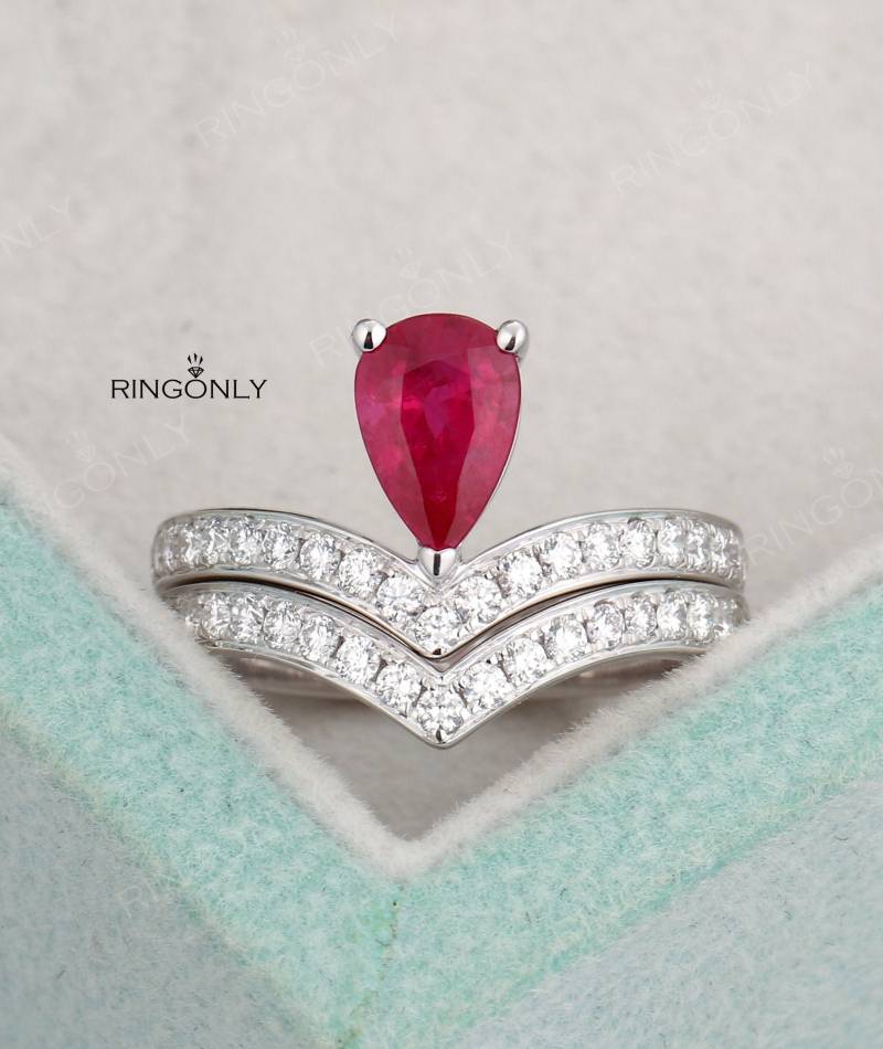 Tropfenförmiger Rubin Verlobungsring in Weißgold, Passender Moissanit Ring, Geschwungener Ehering, Unikatring Für Frauen von RingOnly