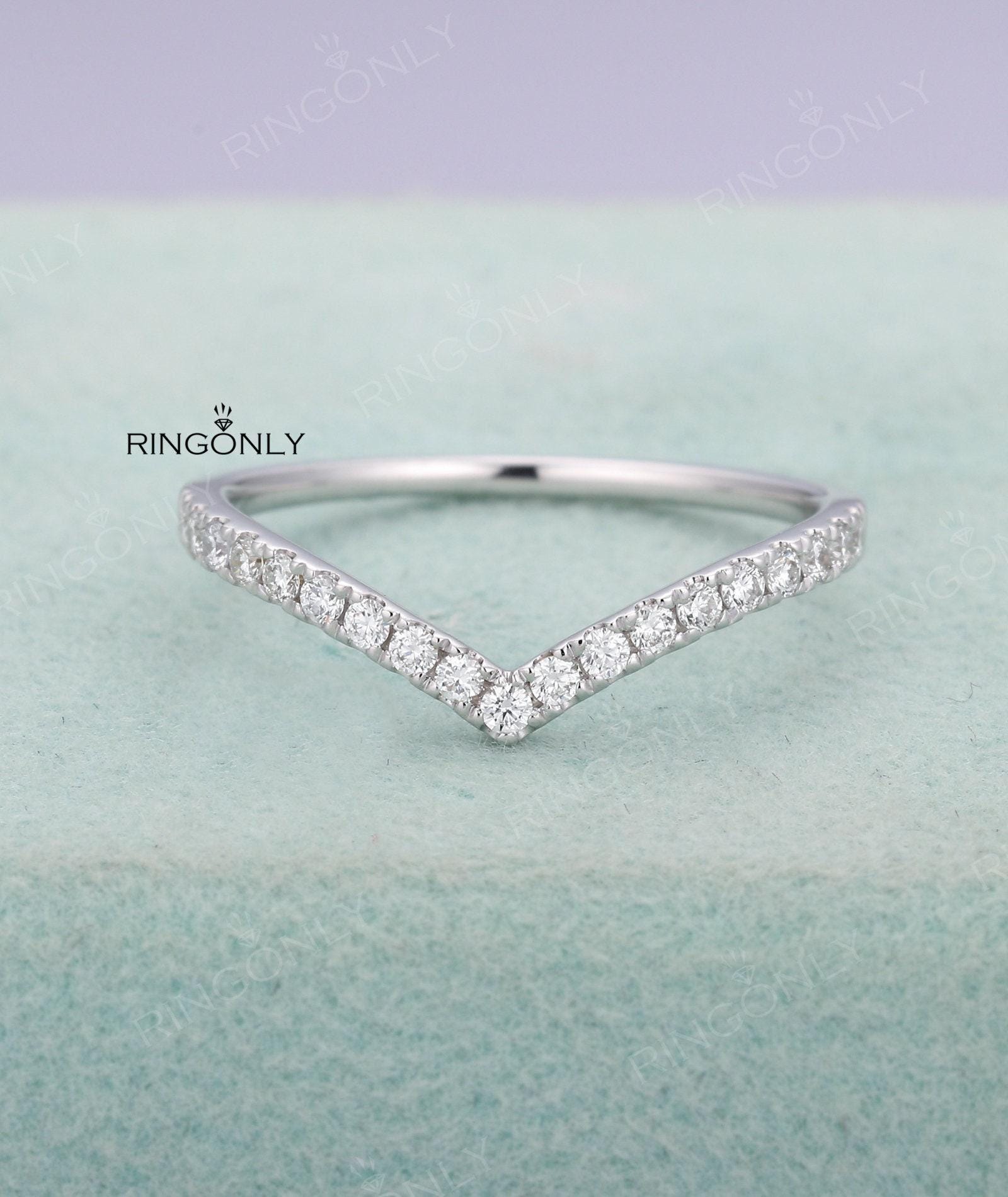 Vintage Diamant Ehering Geschwungener Chevron Einfache Micro Pflastern Halbe Ewigkeit Zarte Braut Stapeln Passende Jahrestag Geschenk von RingOnly