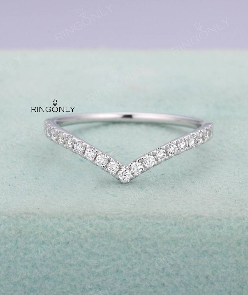 Vintage Diamant Ehering Geschwungener Chevron Einfache Micro Pflastern Halbe Ewigkeit Zarte Braut Stapeln Passende Jahrestag Geschenk von RingOnly