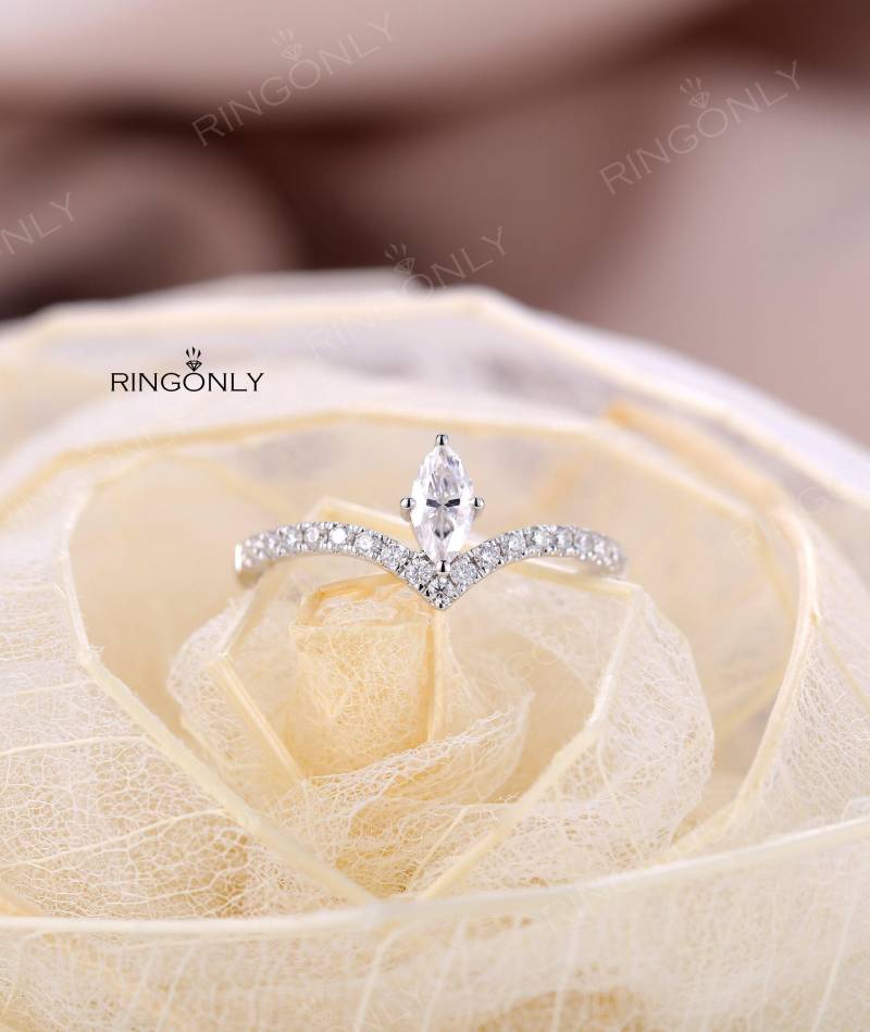 Vintage Diamant Trauring Marquiseschnitt Gebogener Frauen Chevron Einfache Halbe Eternität Zarte Brautjubiläum von RingOnly