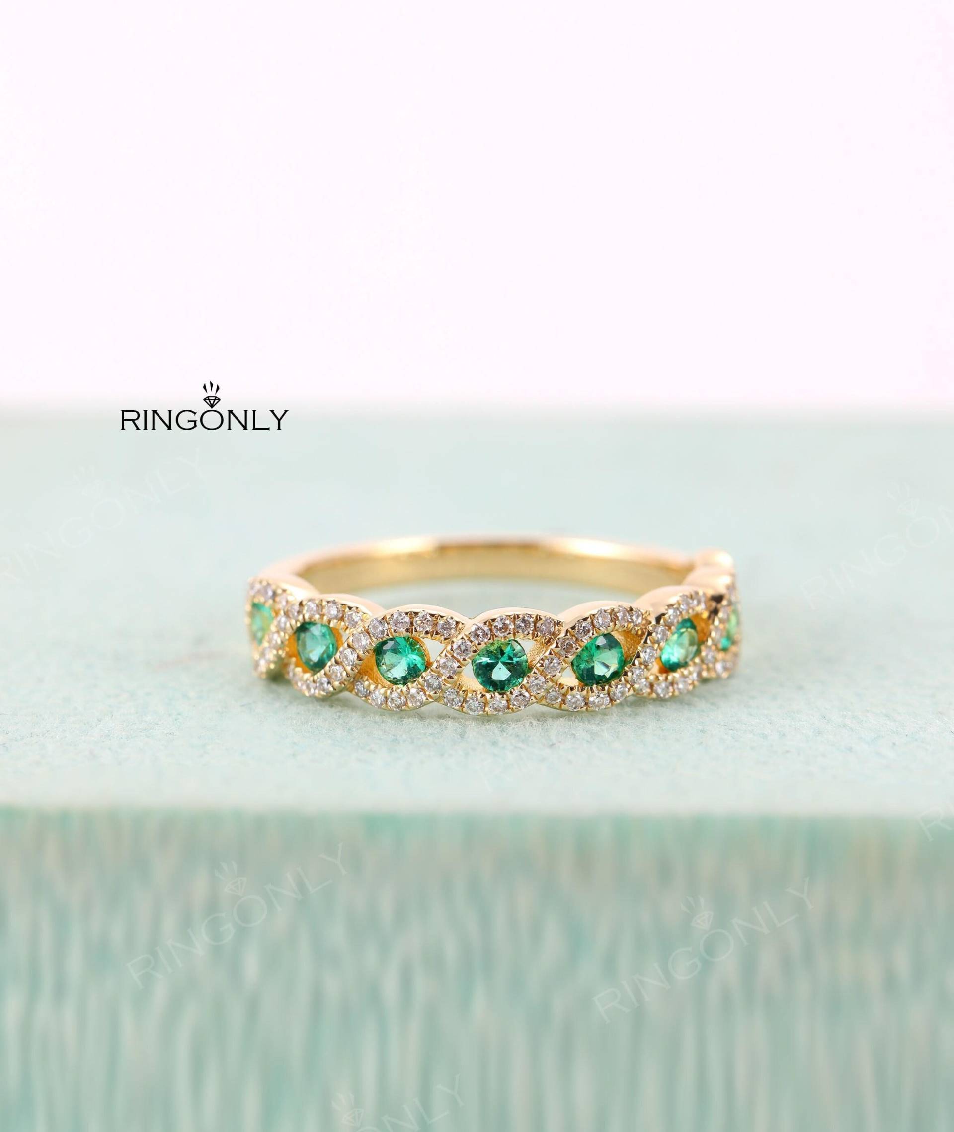 Vintage Trauring Smaragd Gelbgold Art Deco Ring Für Frauen Halbe Ewigkeit Ehering Gedrehter Moissanite Pflastern Jubiläumsring von RingOnly