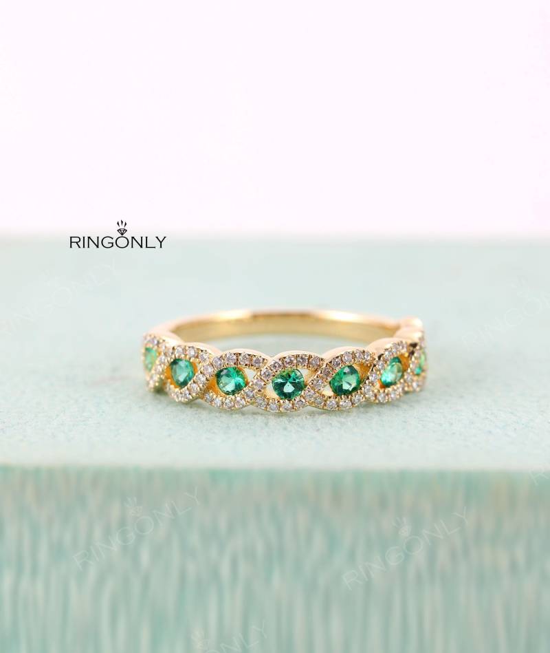 Vintage Trauring Smaragd Gelbgold Art Deco Ring Für Frauen Halbe Ewigkeit Ehering Gedrehter Moissanite Pflastern Jubiläumsring von RingOnly