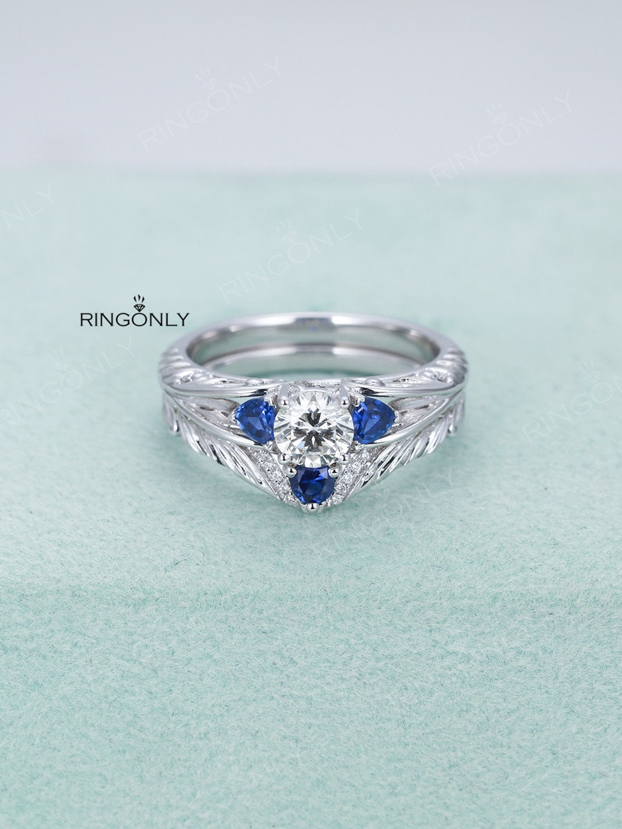 Weißgold Verlobungsring Set Mit Rundschliff Moissanit Und Trillion Schnitt Loyal Blau Saphir Ehering Diamant Schmuck Jahrestagsgeschenk von RingOnly