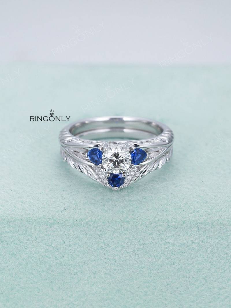 Weißgold Verlobungsring Set Mit Rundschliff Moissanit Und Trillion Schnitt Loyal Blau Saphir Ehering Diamant Schmuck Jahrestagsgeschenk von RingOnly