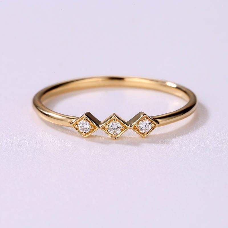 Zarter Diamantring 14K Gold Ehering Frauen - Dreifacher Stein Minimaler Verlobungsring Dünner Goldring Stapelversprechensring von RingOnly