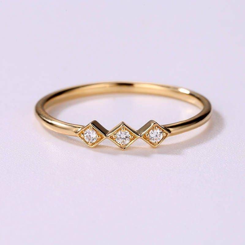Zarter Diamantring 14K Gold Ehering Frauen - Dreifacher Stein Minimaler Verlobungsring Dünner Goldring Stapelversprechensring von RingOnly