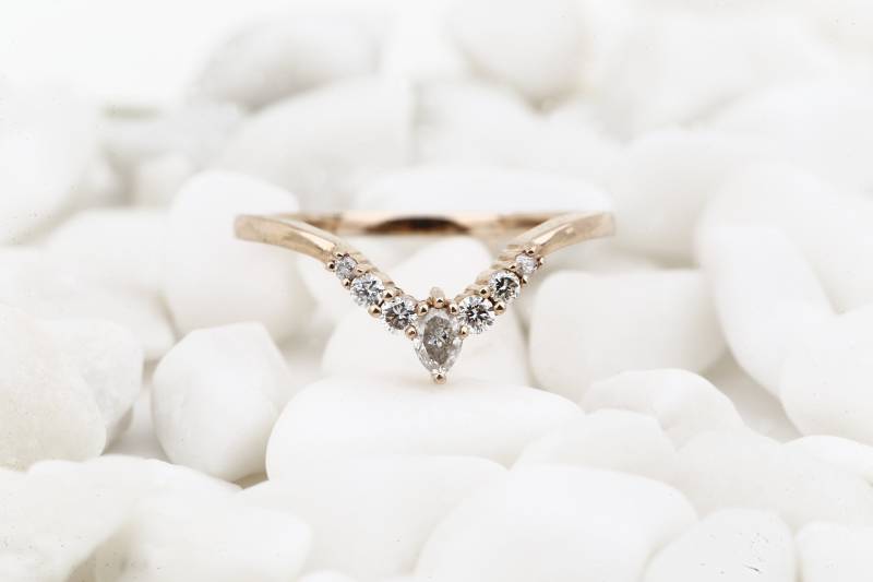 Birne Salz Und Pfeffer Diamant V Form 14K Solid Gold Ehering von Ringdiamondstudio