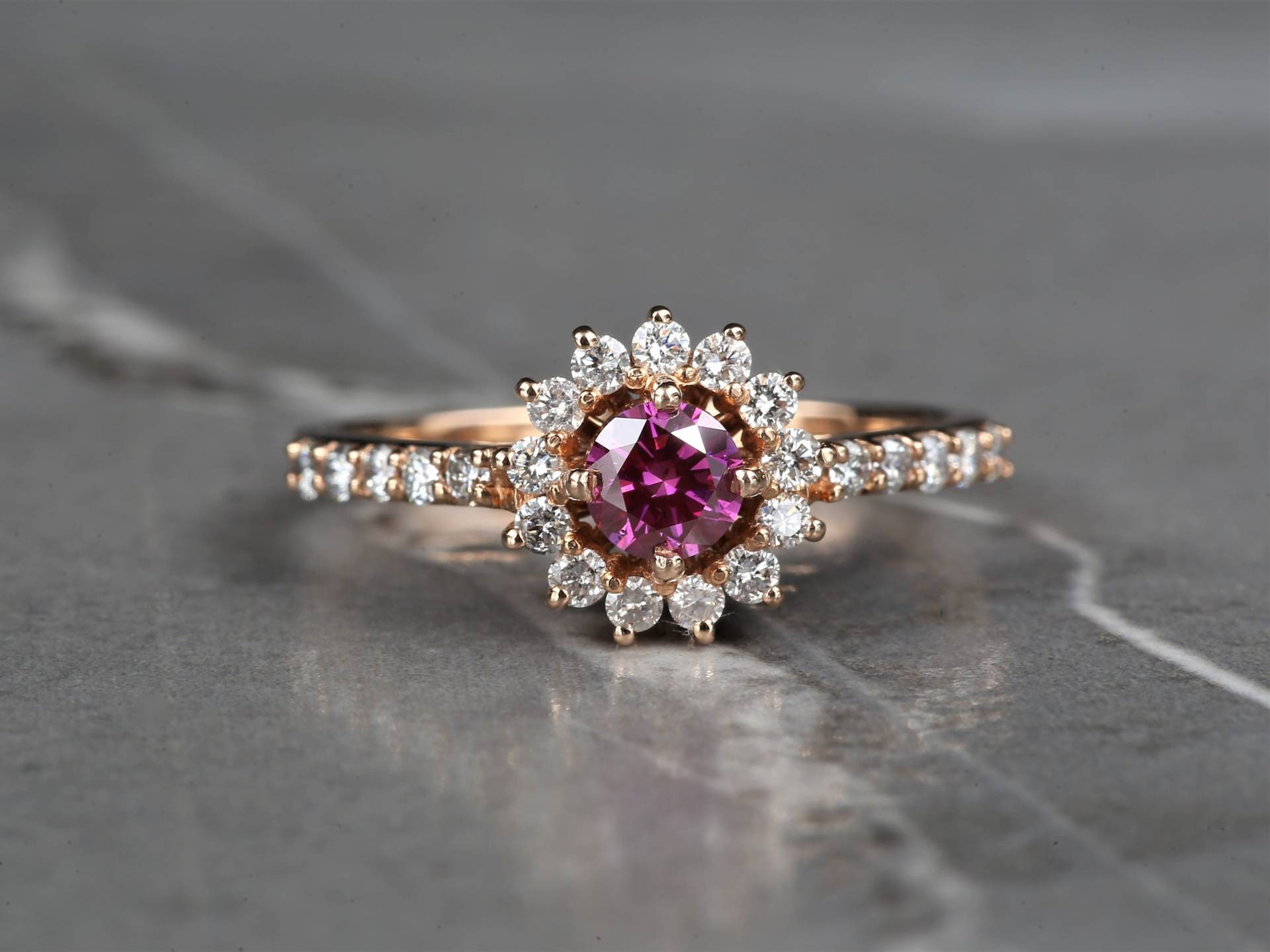 Verlobungsring Mit Rosa Diamanten Ausgefallener Halo-Ehering Aus 14-Karat-Gelb-Rosé-Weißgold Rundem Diamant in Farbe Jubiläumsring Geschenk Für Sie von Ringdiamondstudio