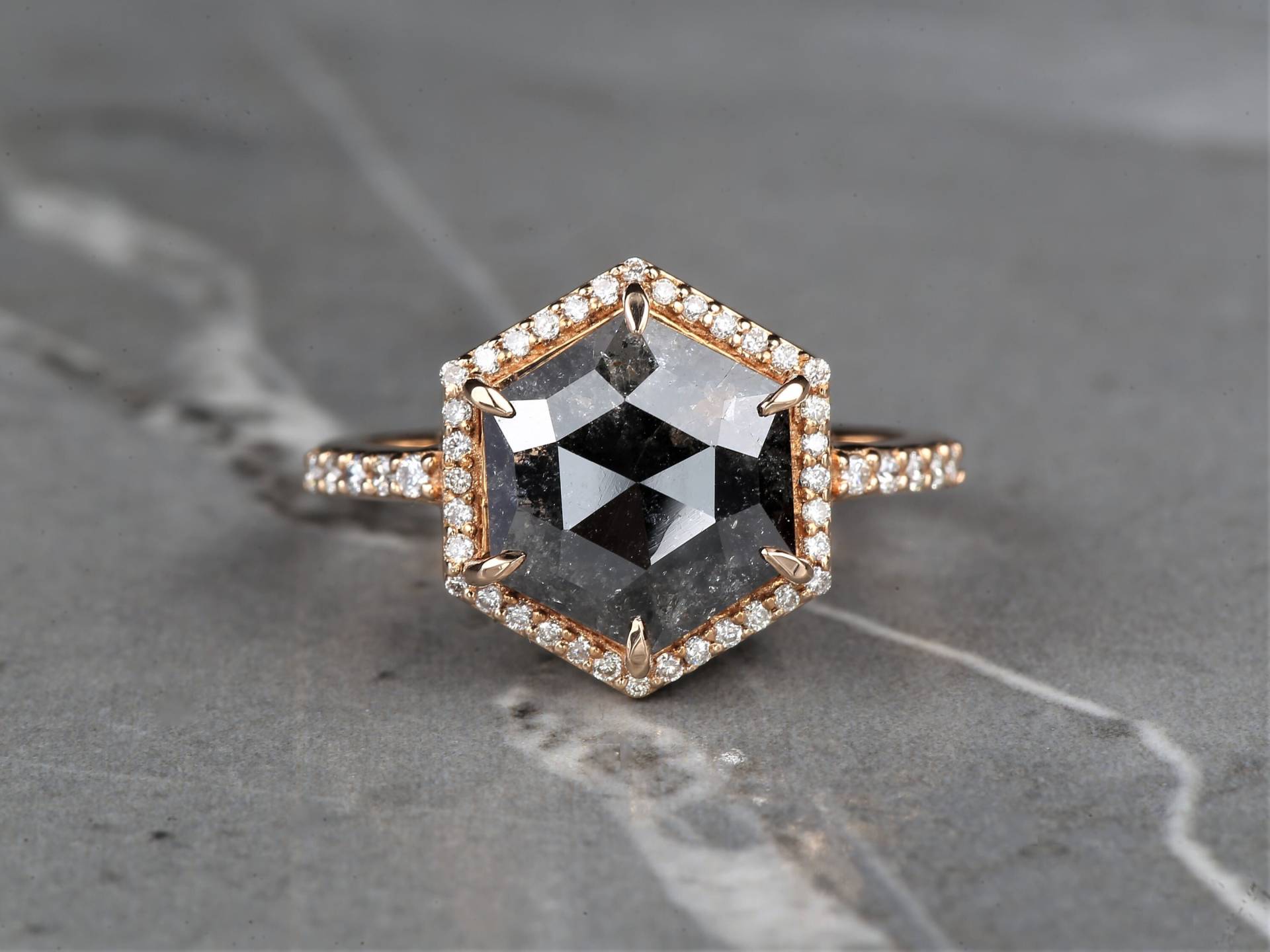 Der Salz Und Pfefferstreuer Ring Ausgefallene Graue Farbe Hexagon Cut Diamantring, 14K Gold Verlobungsring, Jubiläumsring Geschenk Für Sie Der Salz Und Pfefferstreuer Ring Ausgefallene Graue Farbe Hexagon Cut Diamantring, 14K Gold Verlobungsring, Jubiläumsring Geschenk Für Sie von Ringdiamondstudio