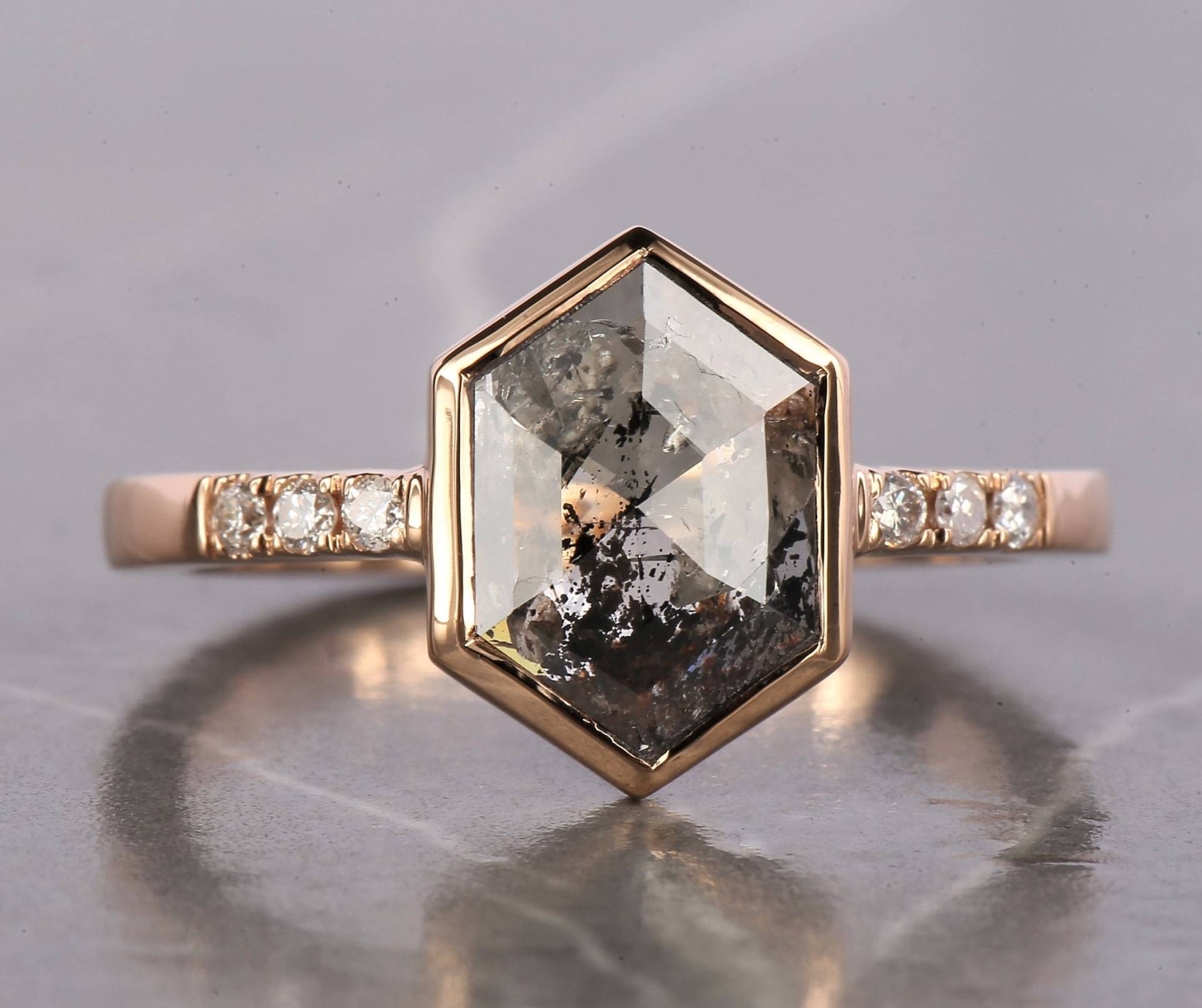 Salz Und Pfeffer Diamant Verlobungsring, Natürlicher Grauer Verlobungsring Im Sechseckschliff, Einzigartiger 14K Goldring, Diamantring Mit Lünette von Ringdiamondstudio