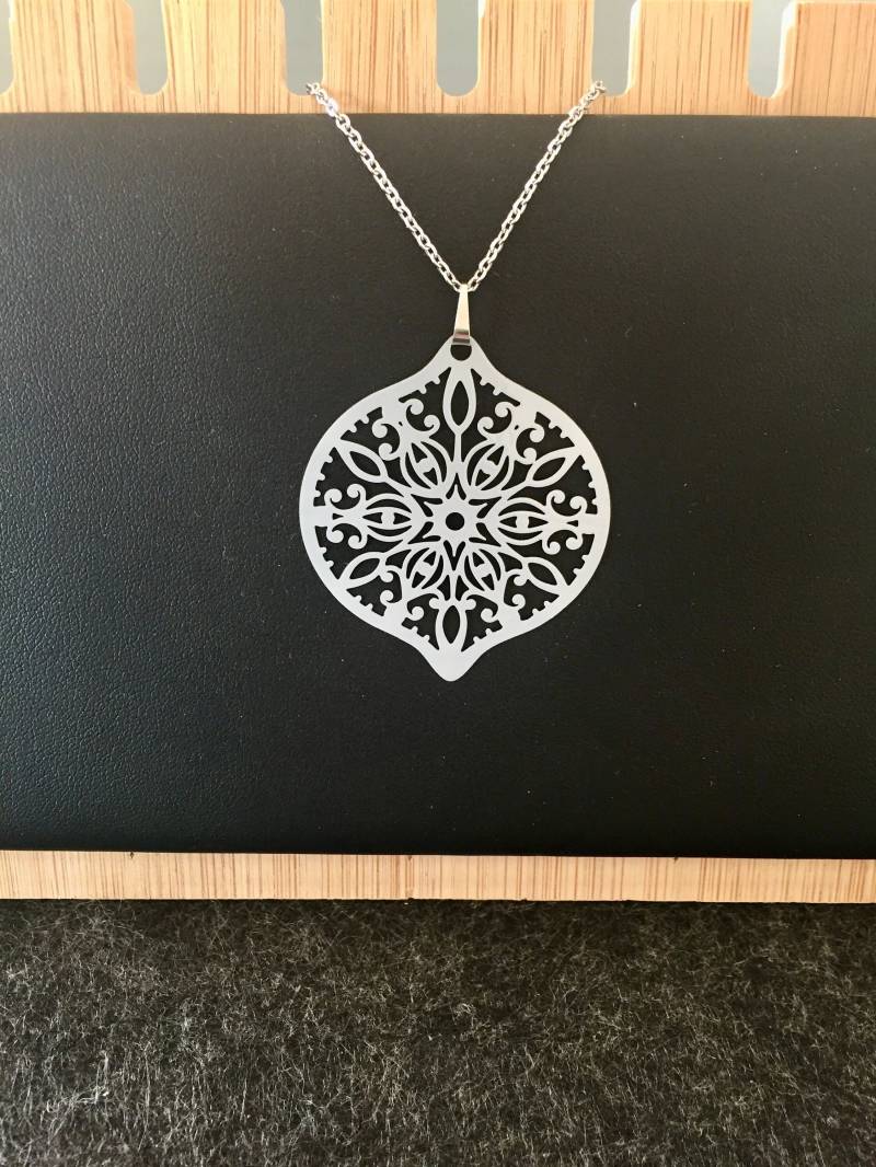 Halskette V. Ringdrossel-Kette Für Damen-Silber-Grau-Mandala-Hippie-Boho-Sommer-strand-Schmuck Mädchen-Filigran-Muster Halskette V. Ringdrossel-Kette Für Damen-Silber-Grau-Mandala-Hippie-Boho-Sommer-strand-Schmuck Mädchen-Filigran-Muster von Ringdrossel