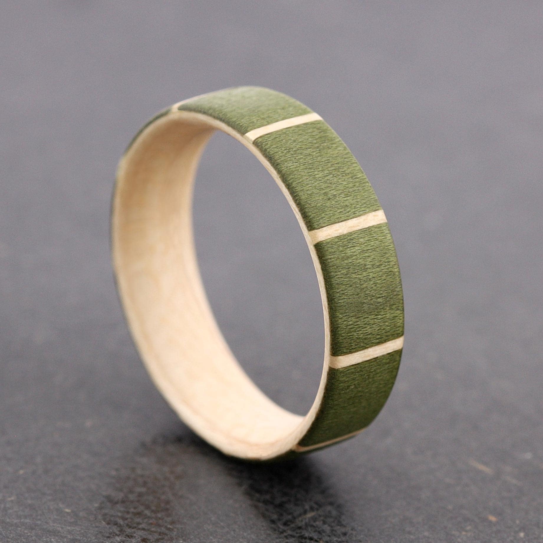 Ring Aus Naturholz - Grün Freundschaftsring Ein Besonderes Geschenk Zu Jedem Anlass Für Dein Perfektes Outfit von Ringelholz