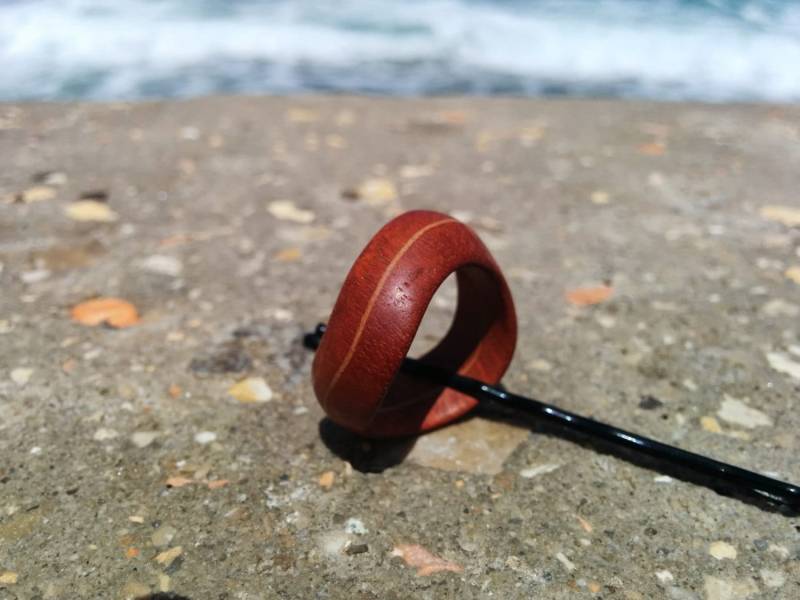 Geschnitzte Holzring Redwood-Ring Männer Frauen Holz-Ring Schmuck Rotem Holz von RingingWood