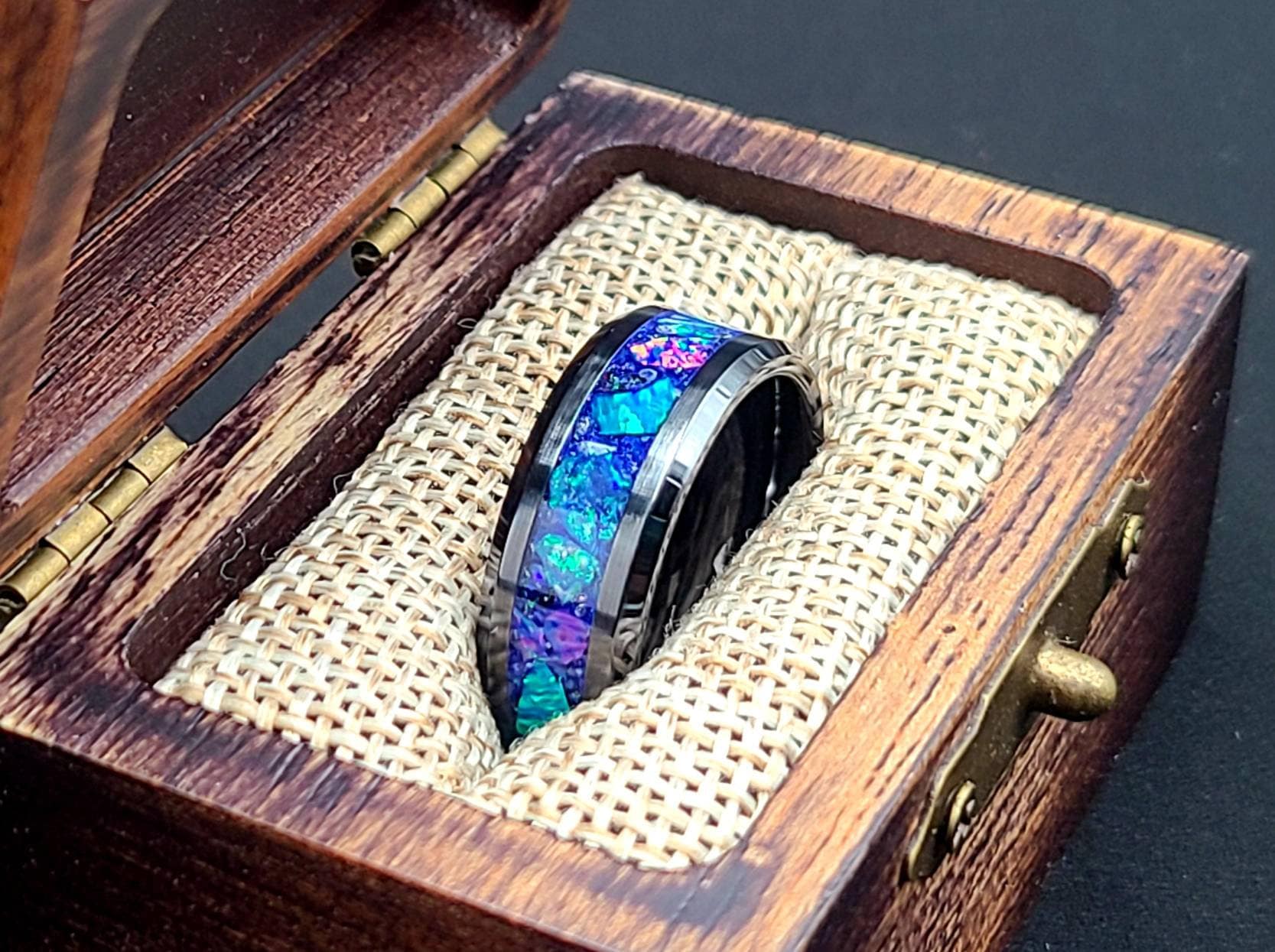 Schwarzer Keramik Boho Ring, Opal Inlay Ehering, 6mm, Hypoallergen Verlobungsringe Für Empfindliche Haut, Galaxy Glowstone Angst von RingsNThingsWorkshop