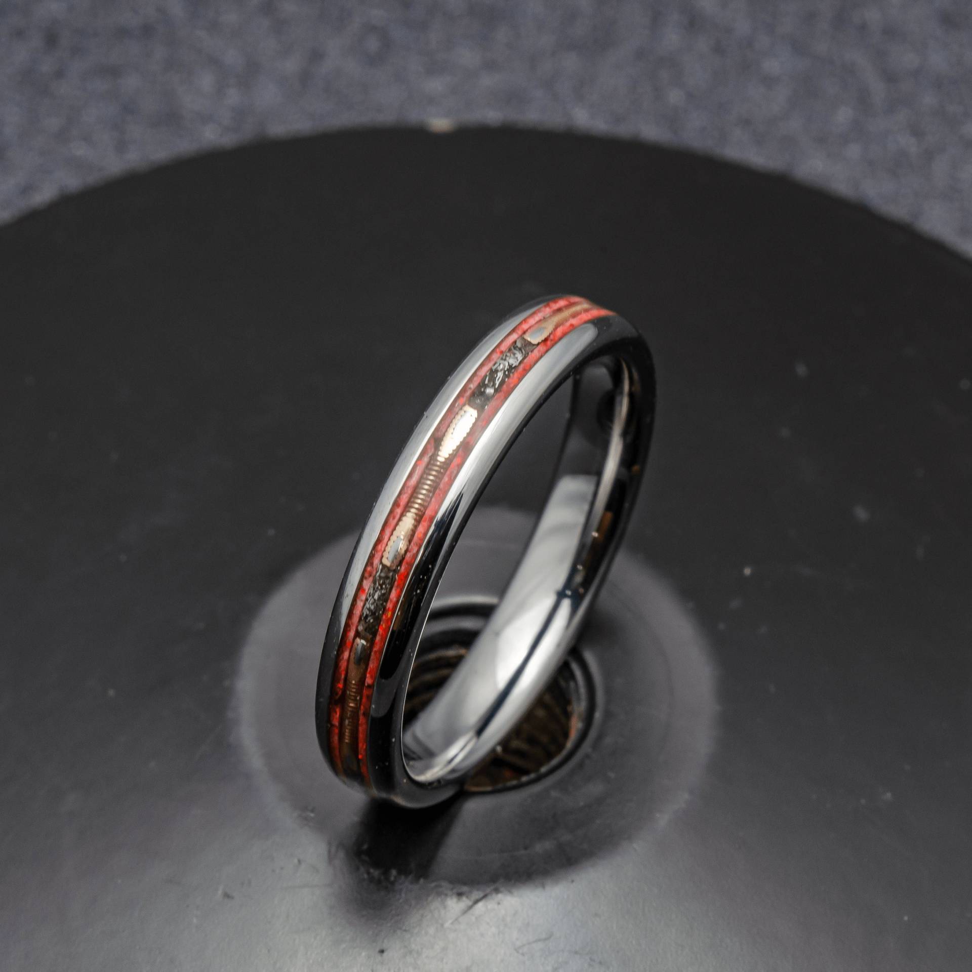 Musiker Heiligenschein - Meteorit Gitarren String Ring, Leuchtender Roter Feuer Opal 4mm Dünner Wolfram Zierlicher Frauen Oder Männer Ehering von RingsOfEarth