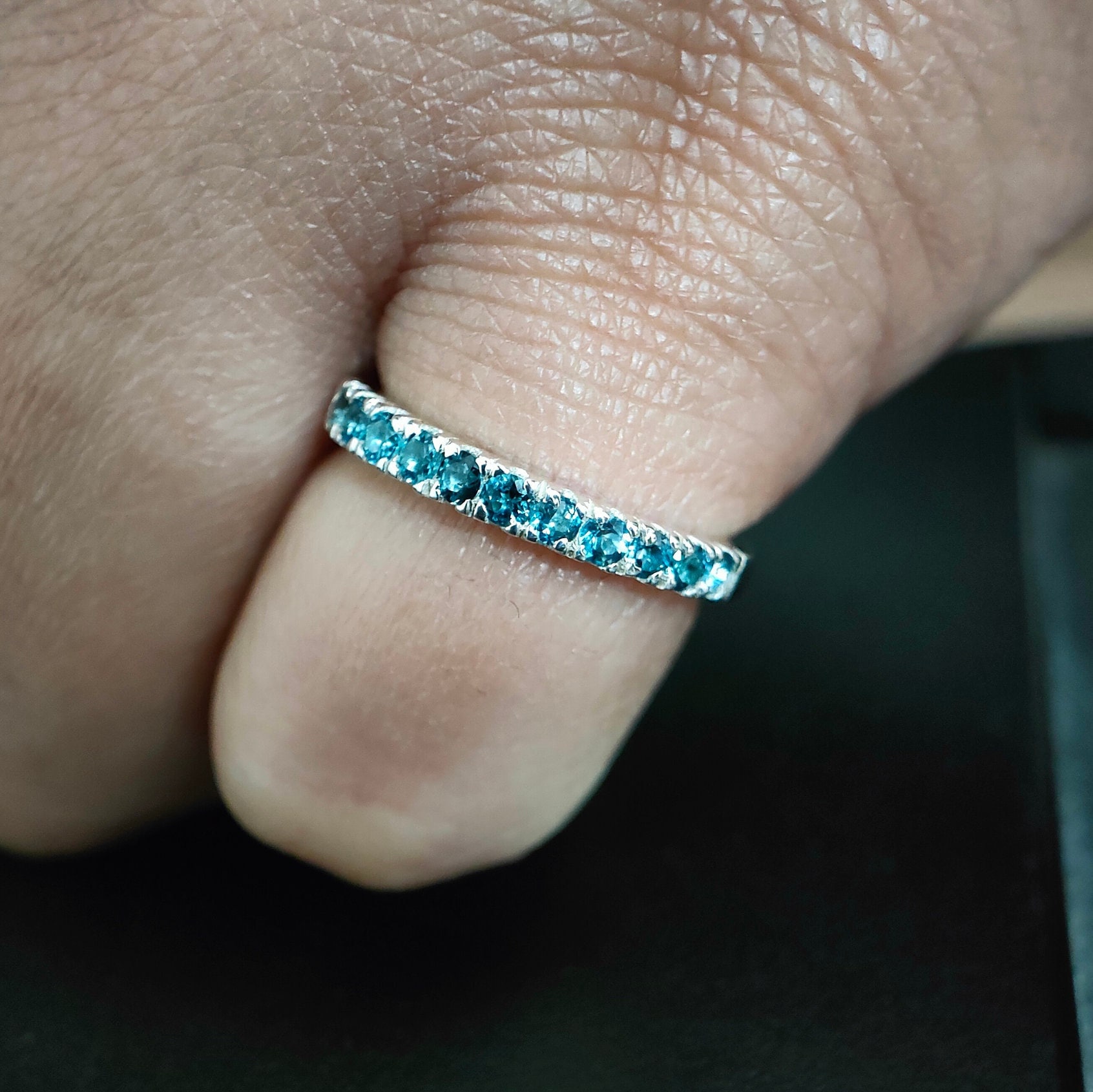 London Blue Topaz Hochzeitsband, Blautopas Halb Ewigkeit Ring, Eternity Band, Sterling Silber November Geburtsstein Band Ring von RingsOfMemory