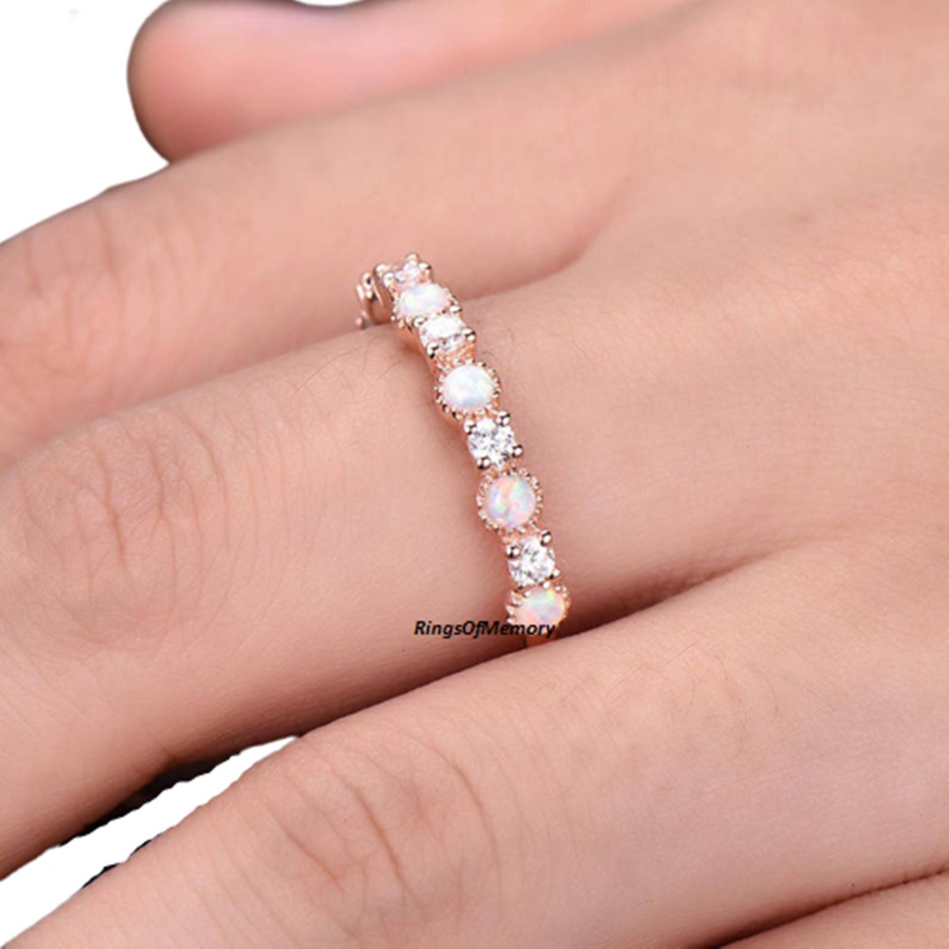 Opal Ehering, Natürliche Ring, 14K Rose Gold Band, Halbe Eternity Vintage Cz Diamant Stapelring, Birthstone Ring von RingsOfMemory