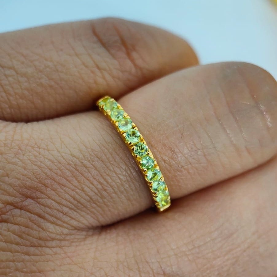 Peridot Ehering, 14K Gold Band, Half Eternity Passendes Stapelbares August Birthstone, Verlobungsband Für Frauen von RingsOfMemory