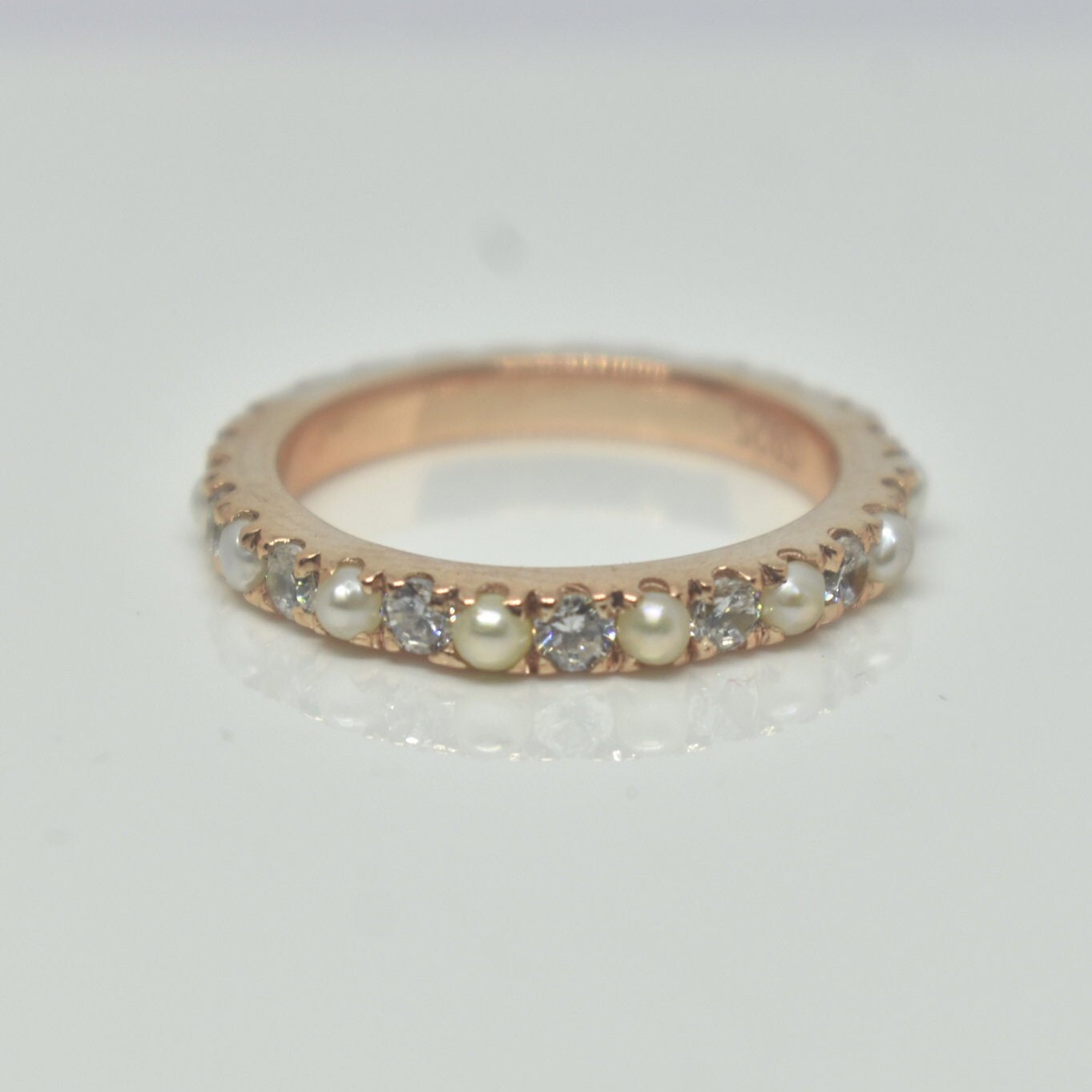 Perle & Cz Diamant Eternity Band, 14K Rose Gold Juni Birthstone, Perlen Ring Band Für Frauen, Stapel Versprechen von RingsOfMemory