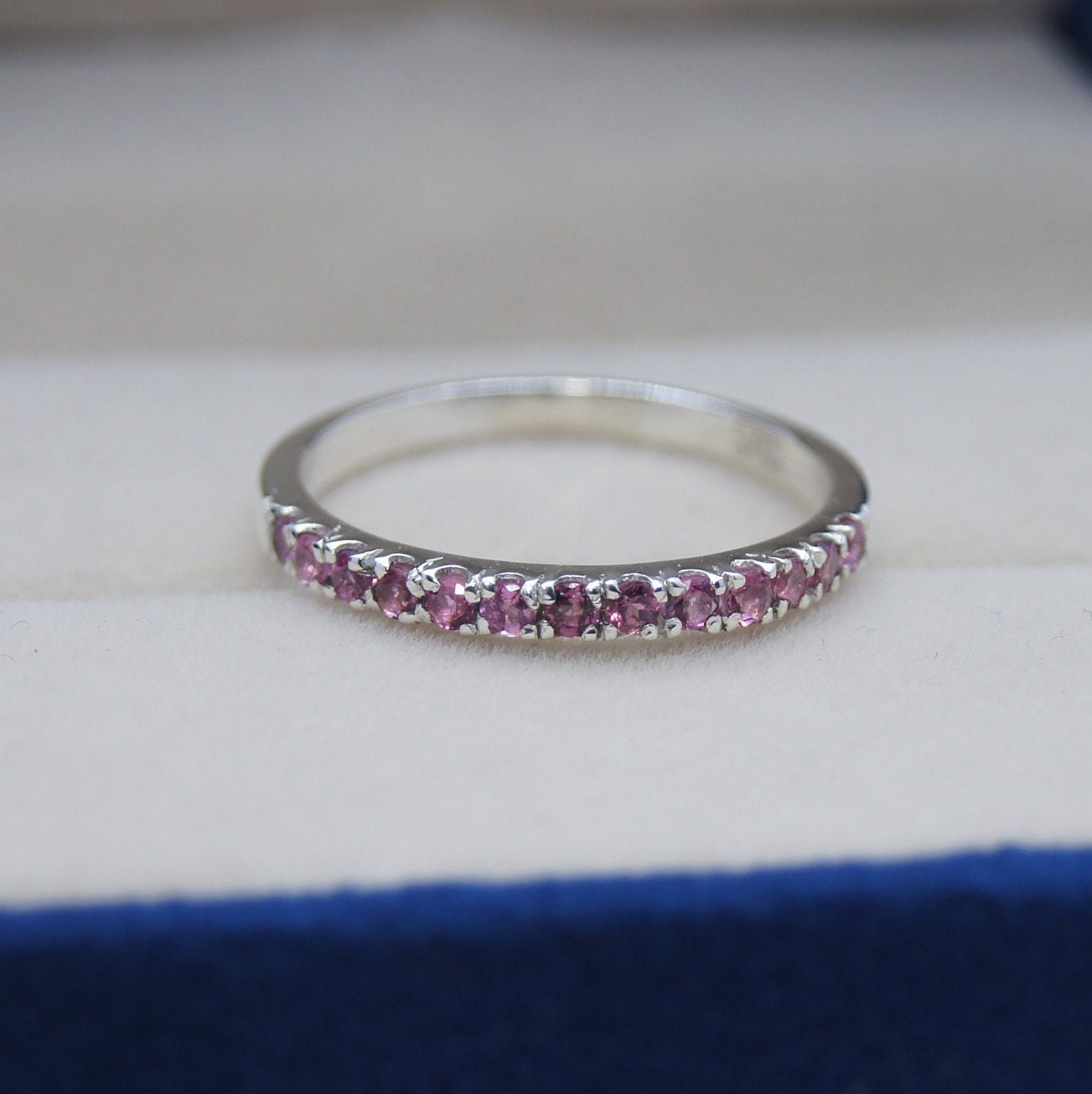 Rosa Turmalin Ehering, 925 Sterling Silber Band, Halb Eternity Ring, Stacking Matching Jubiläumsgeschenk Für Sie von RingsOfMemory