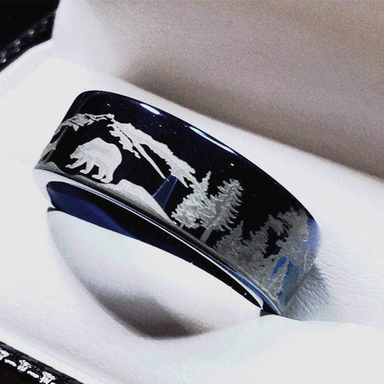 Blauer Wolfram-Ehering Mit Bären - Und Fuchs-Waldszene | Berglandschaftsring Ring Individueller Gravur Wolframring Für Männer Frauen von RingsParadise