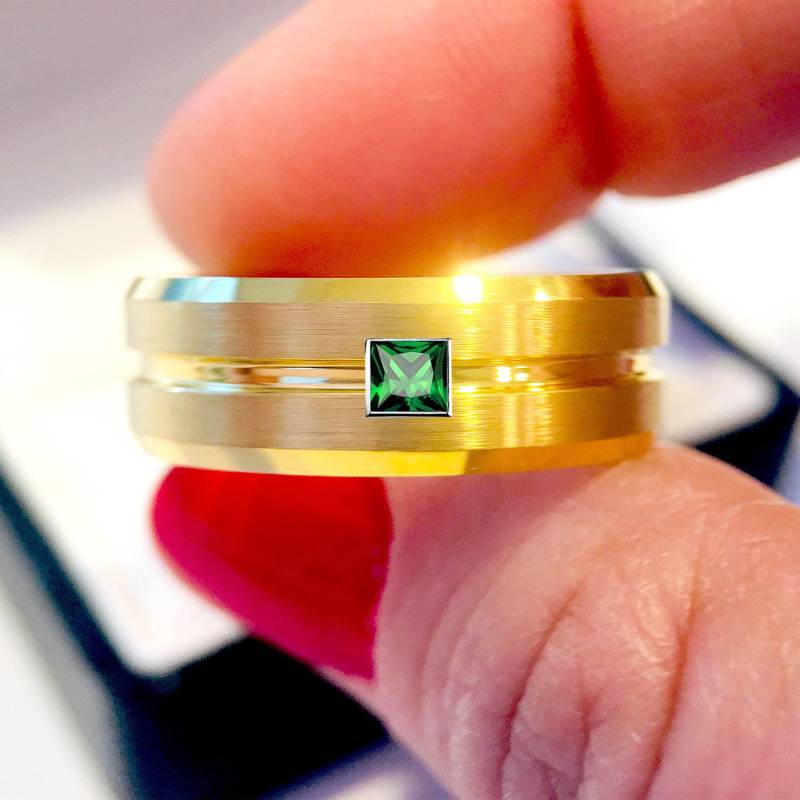 Ehering Aus Wolfram in Gelbgold Für Herren | Smaragd-Wolframring Herren, Smaragdring Im Prinzessschliff 8 Mm Herren-Verlobungsring, Jubiläumsgeschenk von RingsParadise