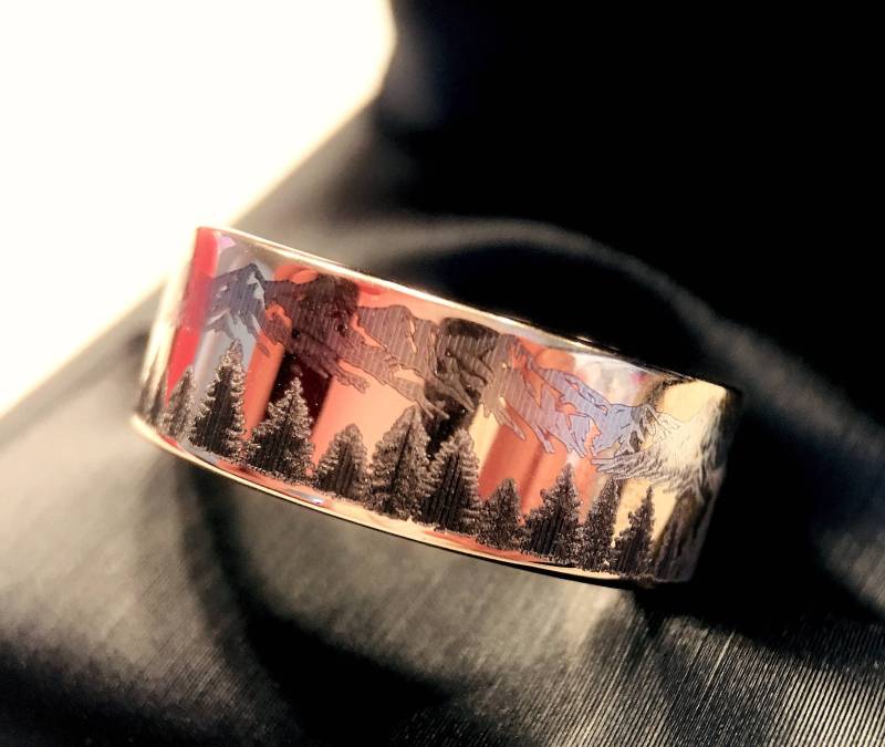 Gravierte Eheringe Aus Wolfram in Roségold Mit Bergwaldlandschaft - Kiefernringe Für Sie Und Ihn | Herren Natur Ring, Damen Wald Ring von RingsParadise