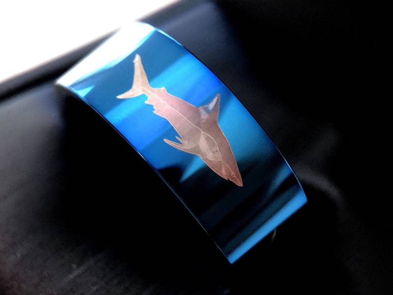 Haiblauer Wolframring | Ehering Blauer Eheringe Für Herren Haifischring Ozeanring Naturring Sein Verlobungsring von RingsParadise